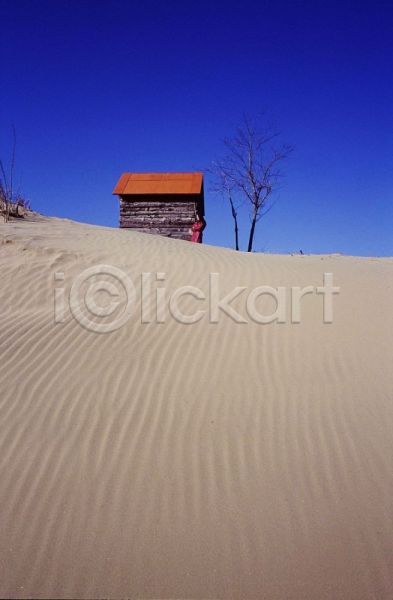 사람 여자 여자만 여자한명만 한명 JPG 포토 사막 야외 자연 주간 주택 풍경(경치)