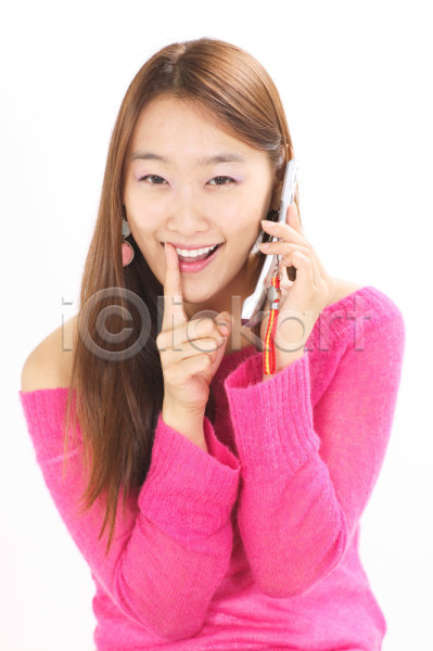 20대 사람 성인 성인만 성인여자만 성인여자한명만 성인한명만 여자 여자만 여자한명만 청년만 청년여자만 청년여자한명만 한국인 한명 JPG 포토 모델 모션 미소(표정) 분홍색 상반신 스웨터 스튜디오촬영 실내 이벤트 통화 포즈 핸드폰