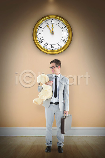 괴짜 행복 20대 남자 백인 한명 JPG 포토 해외이미지 곰인형 넥타이 디지털 미소(표정) 비즈니스 비즈니스맨 서류가방 시간 시계 잡기 장난감 카운트다운 컴퓨터그래픽 해외202004 흰색