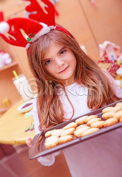기쁨 준비 축하 행복 백인 사람 아기 어린이 여자 한명 JPG 포토 해외이미지 겨울 굽기 놀이 만들기 빨간색 산타클로스 새해 오븐 요리 음식 장식 전통 주방 쿠키 크리스마스 탁자 해외202004