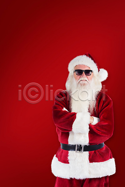 남자 노년 노인남자한명만 한명 JPG 앞모습 포토 해외이미지 빨간색 산타클로스 상반신 선글라스 크리스마스 팔짱 해외202004
