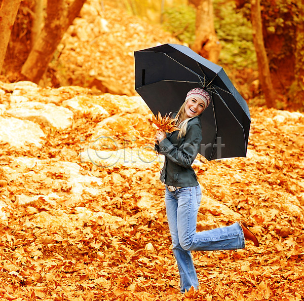 기쁨 산책 행복 사람 성인 성인여자한명만 여자 한명 JPG 포토 해외이미지 가을(계절) 걷기 계절 공원 금발 나무 날씨 노란색 모델 미소(표정) 백그라운드 서기 숲 야외 양산 우산 잎 자연 잡기 춤 해외202004