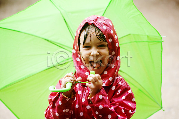 기쁨 청춘(젊음) 행복 사람 어린이 여자 한명 JPG 포토 해외이미지 가을(계절) 걷기 날씨 놀이 도시 라이프스타일 물 미소(표정) 빗방울 빨간색 야외 우산 육아 작음 젖음 진흙 초보 표현 해로움 해외202004
