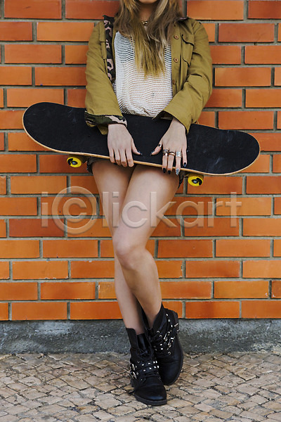 청춘(젊음) 백인 성인 성인여자한명만 여자 한명 JPG 포토 해외이미지 거리 도시 라이프스타일 스케이터 스케이트보드 스포츠 야외 잡기 해외202004