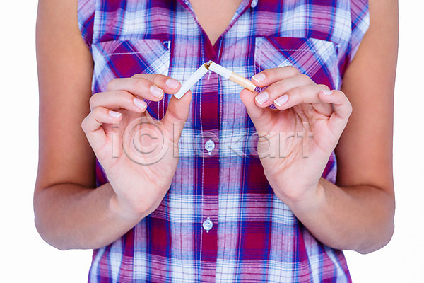20대 백인 성인 성인여자한명만 여자 한명 JPG 앞모습 포토 해외이미지 금연 담배 담배꽁초 들기 상반신 자르기 해외202004 흰배경