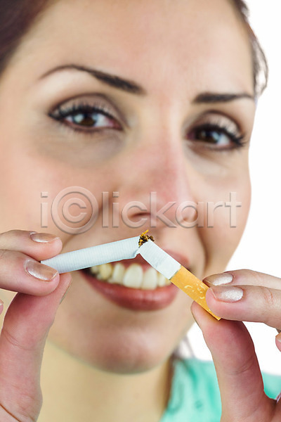 20대 백인 성인 성인여자한명만 여자 한명 JPG 근접촬영 포토 해외이미지 금연 담배 담배꽁초 들기 미소(표정) 응시 자르기 잡기 해로움 해외202004 흰배경