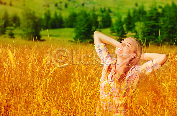 기쁨 행복 10대 백인 사람 성인 성인여자한명만 여자 한명 JPG 포토 해외이미지 가을(계절) 계절 노란색 농업 농작물 농장 맑음 모델 미소(표정) 밀 밭 야외 응시 자연 해외202004 호밀 휴가