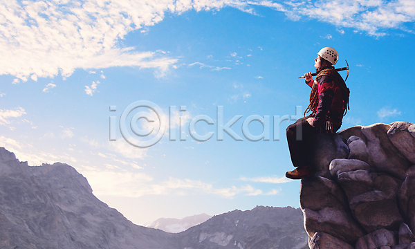 남자 한명 JPG 포토 해외이미지 구름(자연) 등산 바위(돌) 산 서기 스카이라인 스포츠 아침 야외 여행 오르기 일출 정상 주간 태양 해외202004 햇빛