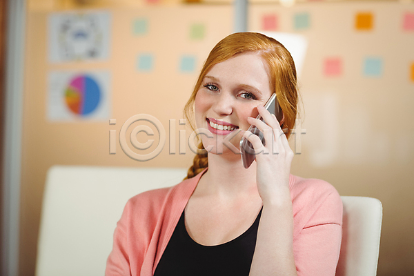 소통 행복 20대 백인 여자 한명 JPG 포토 해외이미지 디자이너 무선전화기 미소(표정) 비즈니스 비즈니스우먼 빨간머리 사무실 실내 앉기 전화기 캐주얼 해외202004 핸드폰 회사
