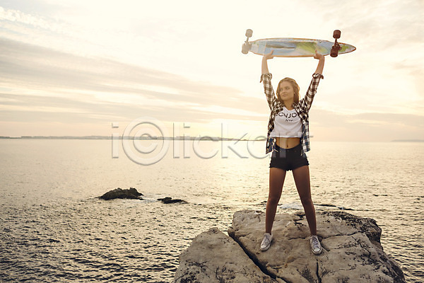 청춘(젊음) 행복 10대 백인 한명 JPG 포토 해외이미지 바다 스케이터 스케이트보드 스포츠 승자 야외 일몰 잡기 주간 해외202004 햇빛