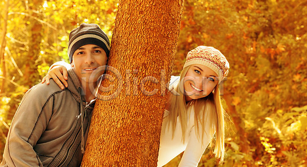 기쁨 사랑 청춘(젊음) 함께함 행복 남자 두명 백인 사람 성인 성인만 소년 여자 JPG 포토 해외이미지 가을(계절) 가족 계절 공원 금발 나무 노란색 놀이 모델 미소(표정) 서기 숲 야외 자연 친구 커플 해외202004