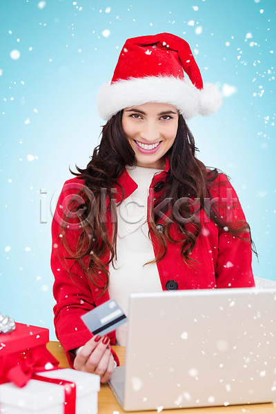 전자상거래 축하 행복 20대 백인 사람 성인 성인여자한명만 여자 한명 JPG 비네팅 포토 해외이미지 겨울 노트북 디지털 미소(표정) 쇼핑 신용카드 온라인쇼핑 체크카드 축제 크리스마스 파란색 해외202004