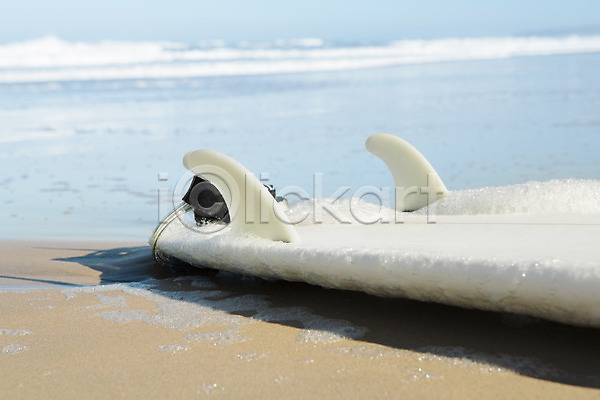 사람없음 JPG 포토 해외이미지 꼬리 라이프스타일 모래 모양 물 바닥 빨간색 서핑 서핑보드 스포츠 싱글 야외 여름(계절) 오브젝트 장비 지느러미 카피스페이스 파도 해외202004