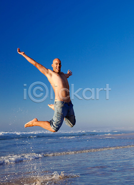 기쁨 성공 자유 행복 활발 남자 사람 성인 소년 한명 JPG 포토 해외이미지 건강 라이프스타일 모래 무료 물 바다 신체 야외 여름(계절) 여행 운동 자연 점프 태양 파란색 하늘 해외202004 휴가