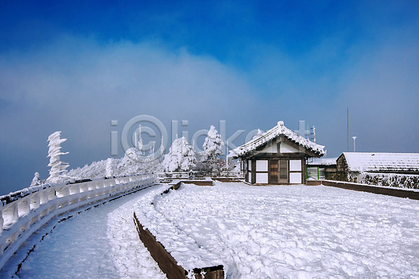 추위 사람없음 JPG 포토 해외이미지 겨울 나무 눈내림 맑음 백그라운드 사찰 산 서울 언덕 자연 태양 풍경(경치) 하늘 한국 해외202004