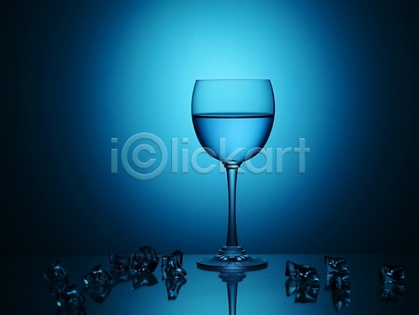 사람없음 JPG 포토 가로 물 빛 생활용품 식기 실내 얼음 와인 와인잔 음료 잔 주류 클래식블루 트렌드컬러 파란색