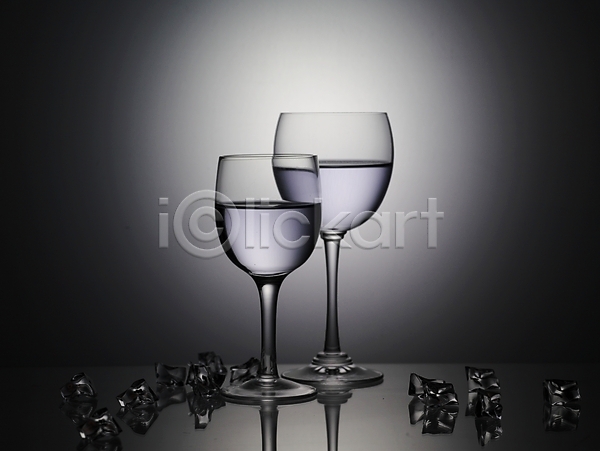 사람없음 JPG 포토 흑백 가로 그림자 물 반사 빛 생활용품 식기 실내 얼음 와인 와인잔 음료 잔 주류 주방용품