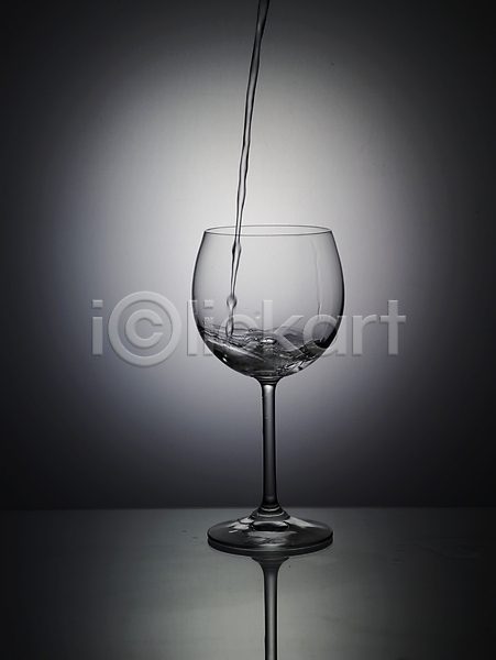 사람없음 JPG 포토 흑백 그림자 물 반사 붓기 빛 생활용품 세로 식기 실내 와인 와인잔 음료 잔 주류 주방용품