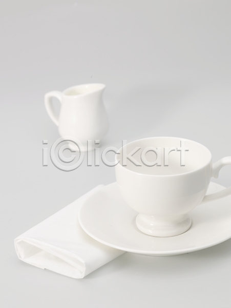 사람없음 JPG 포토 냅킨 생활용품 세로 스튜디오촬영 식기 실내 인테리어 주방용품 찻잔 커피잔 컵받침 크리머 탁자 흰색