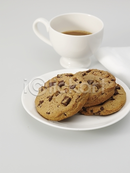 사람없음 JPG 포토 갈색 과자 냅킨 세로 스튜디오촬영 실내 음식 접시 찻잔 커피 커피잔 컵받침 쿠키 탁자 흰색