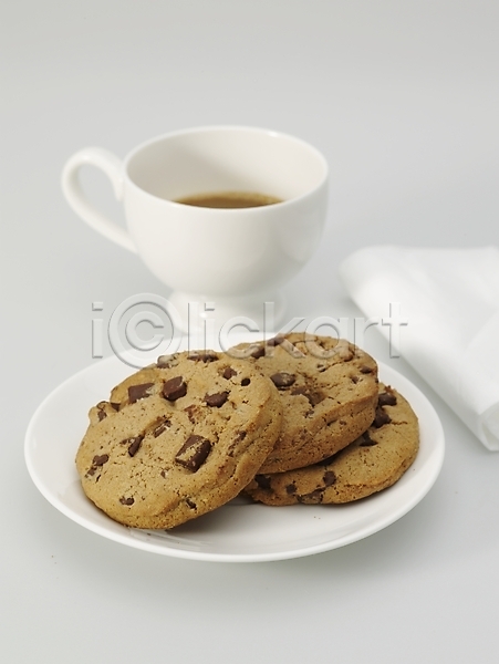 사람없음 JPG 포토 갈색 과자 냅킨 누끼 세로 스튜디오촬영 실내 음식 접시 찻잔 커피 커피잔 컵받침 쿠키 탁자 흰색