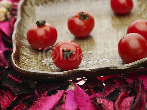 사람없음 JPG 근접촬영 포토 하이앵글 가로 꽃잎 방울토마토 분홍색 빨간색 스튜디오촬영 식물 실내 여러개 음식 장미 접시 채소 토마토