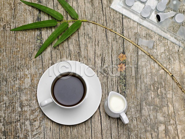 사람없음 JPG 포토 하이앵글 나뭇잎 마루(인테리어) 야외 음료 음식 잎 주간 찻잔 체스 체스말 체스판 초록색 커피 커피잔 크리머 크림 탁자