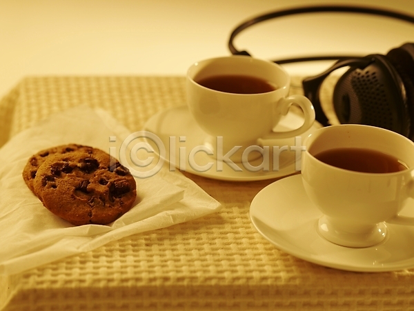 사람없음 JPG 포토 가로 갈색 냅킨 스튜디오촬영 실내 음식 찻잔 커피 커피잔 컵받침 쿠키 탁자 헤드폰 흰색