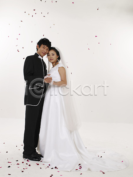남자 두명 사람 여자 한국인 포토 결혼 드레스 세로 신랑 신부(웨딩) 웨딩드레스 전신 정장 커플 턱시도 포즈 표정