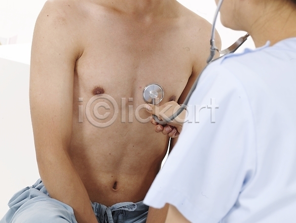 남자 두명 사람 신체부위 여자 JPG 포토 가로 가슴 상반신 스튜디오촬영 실내 의료기기 의료진 의사 의학 직업 진료 청진기 치료 포즈 환자
