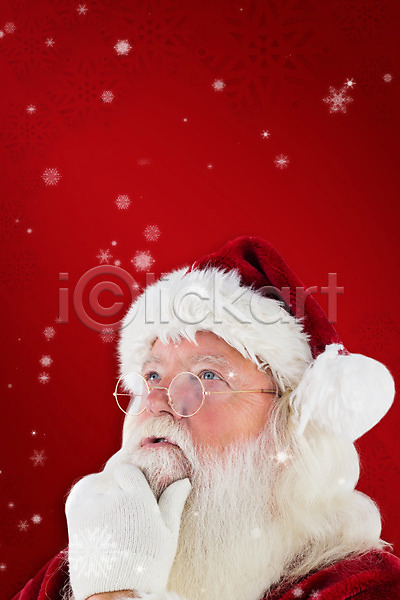 남자 노년 노인남자한명만 한명 JPG 앞모습 포토 해외이미지 눈꽃 빨간색 산타클로스 상반신 생각 손짓 올려보기 크리스마스 해외202004