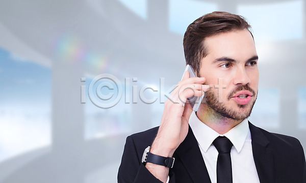 스마트 20대 남자 백인 한명 JPG 포토 해외이미지 넥타이 디지털 말하기 무선전화기 비즈니스맨 사무실 서기 스타일 정장 직장 창문 컴퓨터그래픽 하늘 해외202004 핸드폰 햇빛