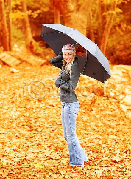 기쁨 산책 행복 백인 사람 성인 성인여자한명만 여자 한명 JPG 포토 해외이미지 가을(계절) 걷기 검은색 계절 공원 금발 나무 날씨 노란색 모델 미소(표정) 백그라운드 서기 숲 야외 양산 우산 잎 자연 잡기 해외202004