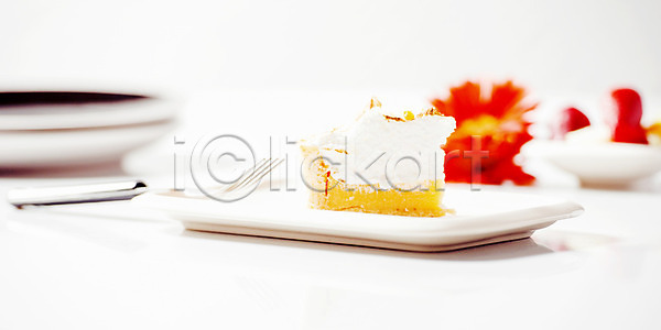 달콤 신선 사람없음 JPG 포토 해외이미지 각도 갈색 계란 과일 과자 굽기 귤 노란색 디저트 레몬 레시피 맛 맛있는 머랭 백그라운드 부분 식용 요리 음식 전통 접시 조각 케이크 크림 타르트 탁자 페스츄리 해외202004 해외포토 흰색