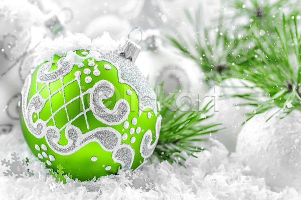 새로움 축하 사람없음 JPG 포토 해외이미지 12월 겨울 공 나무 눈송이 디자인 묘사 백그라운드 빛 우아 은색 장식 장식볼 초록색 축제 크리스마스 해외202004 흰색