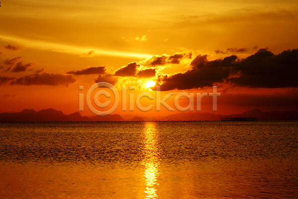 사람없음 JPG 포토 해외이미지 노란색 바다 반사 백그라운드 빛 빨간색 수평선 일몰 일출 자연 태양 풍경(경치) 하늘 해외202004 햇빛 황혼