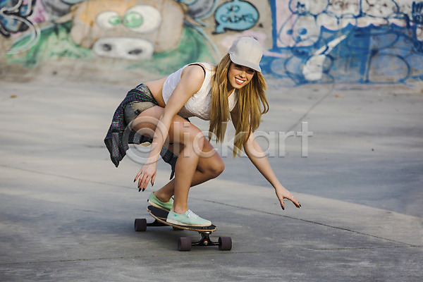 청춘(젊음) 행복 백인 성인 성인여자한명만 여자 한명 JPG 포토 해외이미지 거리 도시 스케이터 스케이트보드 스케이트장 스포츠 야외 요령 운동 주간 해외202004