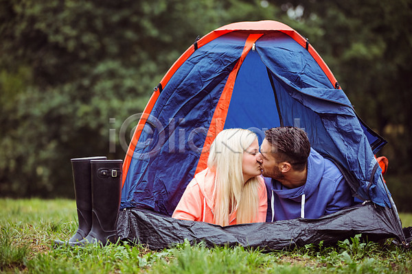 사랑 함께함 행복 20대 남자 두명 백인 성인 성인만 JPG 포토 해외이미지 라이프스타일 미소(표정) 시골 야외 자연 장비 초록색 캠핑 캠핑장 커플 키스 텐트 풍경(경치) 해외202004