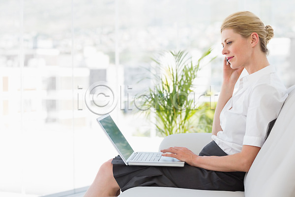 40대 백인 여자 중년 한명 JPG 포토 해외이미지 노트북 무선전화기 무선통신 비즈니스우먼 사무실 소파 스마트폰 스타일 실내 앉기 직장 해외202004 핸드폰