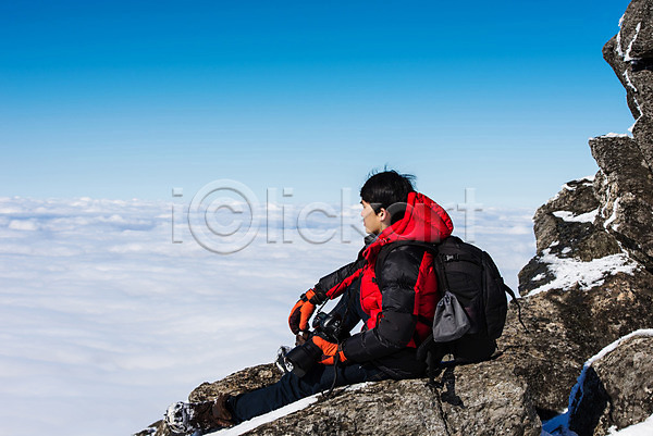 자신감 성인 한명 JPG 포토 해외이미지 구름(자연) 등산 산 스포츠 야외 여행 오르기 우주 자극 정상 주간 카메라 하늘 하이킹 해외202004