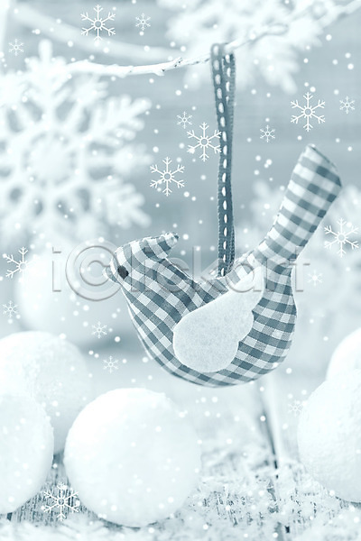 새로움 사람없음 JPG 포토 해외이미지 12월 겨울 계절 공 기념 눈송이 매달리기 반짝임 백그라운드 빛 우아 은색 장식 장식볼 축제 크리스마스 해외202004 흰색