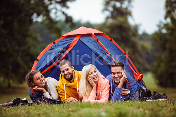 우정 행복 20대 남자 백인 성인 성인만 여러명 여자 JPG 포토 해외이미지 라이프스타일 미소(표정) 시골 야외 자연 장비 초록색 캠핑 캠핑장 텐트 풍경(경치) 해외202004