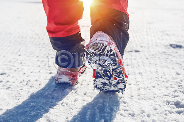 남자 사람 성인 성인남자한명만 한명 JPG 포토 해외이미지 겨울 등산 발 빨간색 설피 스포츠 신발 야외 운동 장비 주간 트래킹 하반신 하이킹 해외202004