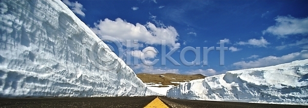 위험 사람없음 JPG 포토 해외이미지 가로 거리 겨울 경사 고속도로 눈내림 도로 맑음 무거움 미국 벽 보행로 봄 산 슬로프 언덕 콜로라도 큼 파노라마 풍경 하늘 해외202004 해외포토