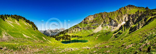 침묵 평화 사람없음 JPG 포토 해외이미지 계곡 계절 구름 내추럴 맑음 물 반사 백그라운드 봄 산 숲 알프스 야외 언덕 여름 여행 연못 웅장함 유럽 자연 장면 절정 초록색 초원 파노라마 파란색 풍경 하늘 해외202004 해외포토 호수 환경 휴가