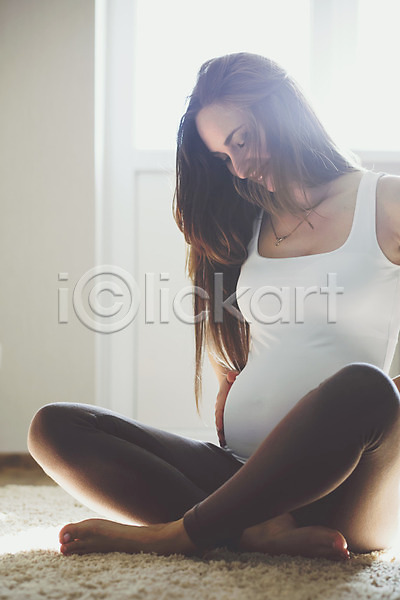 휴식 사람 여자 한명 JPG 포토 해외이미지 갈색 건강 기다림 날씬함 방 아침 앉기 엄마 육아 의료성형뷰티 임산부 임신 조명 주택 카펫 태교 파스텔톤 포즈 해외202004