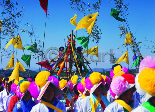 군중 남자 사람 여러명 여자 포토 고깔(모자) 깃발 나무 나뭇가지 놀이 무형문화재 문화 민복 삼색띠 식물 야외 이벤트 전통 전통놀이 전통문화 전통의상 정월대보름 주간 차전놀이 축제 풍물 하늘 한국 한국문화 한국전통 한복