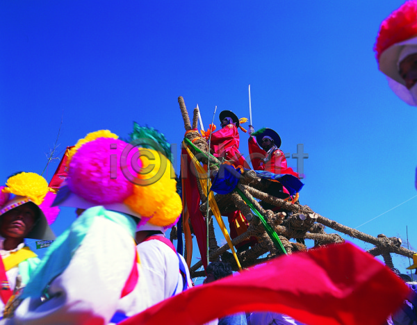 남자 사람 여러명 여자 포토 고깔(모자) 놀이 무형문화재 문화 야외 이벤트 전통 전통놀이 전통문화 전통의상 정월대보름 주간 차전놀이 축제 풍물 하늘 한국 한국문화 한국전통 한복