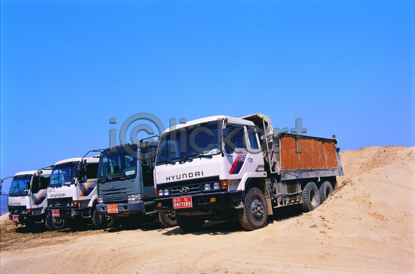 사람없음 포토 건설업 건축 교통 교통수단 대형차 덤프트럭 모래 산업 야외 운반 운송업 육상교통 자동차 주간 차(자동차) 트럭 현대문화