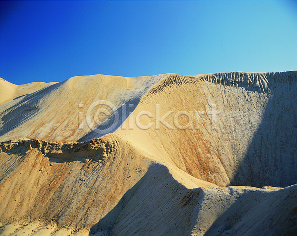 사람없음 포토 그림자 모래 모래언덕 백그라운드 사막 산 야외 언덕 자연 절벽 주간 풍경(경치) 하늘 해외풍경 햇빛